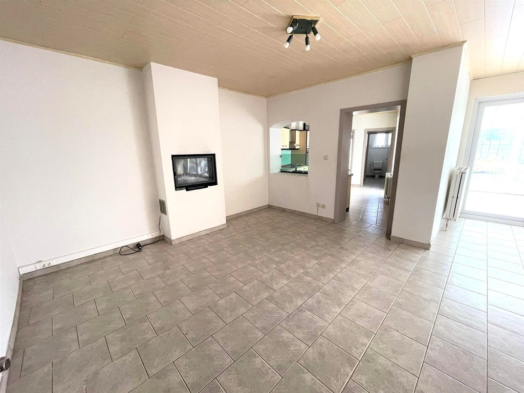 A VENDRE à PERUWELZ : Spacieuse maison de 200m² avec 5ch, jardin et double garage.