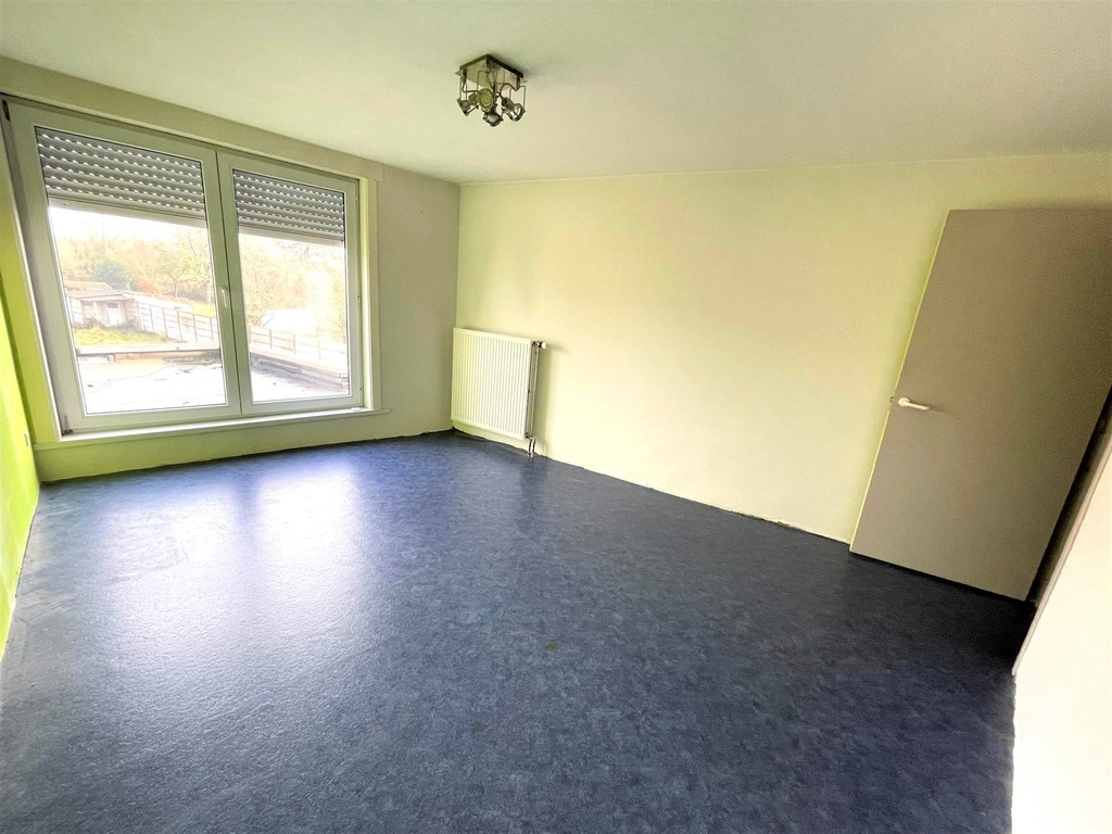 A VENDRE à PERUWELZ : Spacieuse maison de 200m² avec 5ch, jardin et double garage.