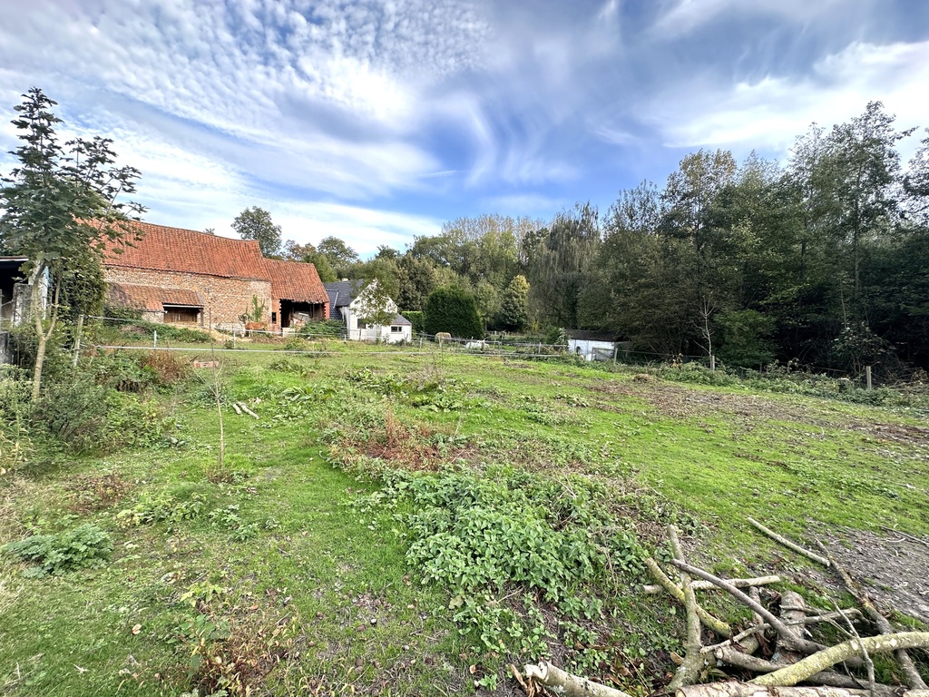 NOUVEAU ! A VENDRE à Ramegnies : Bâtiment rural avec grange sur 26A situé dans une rue calme