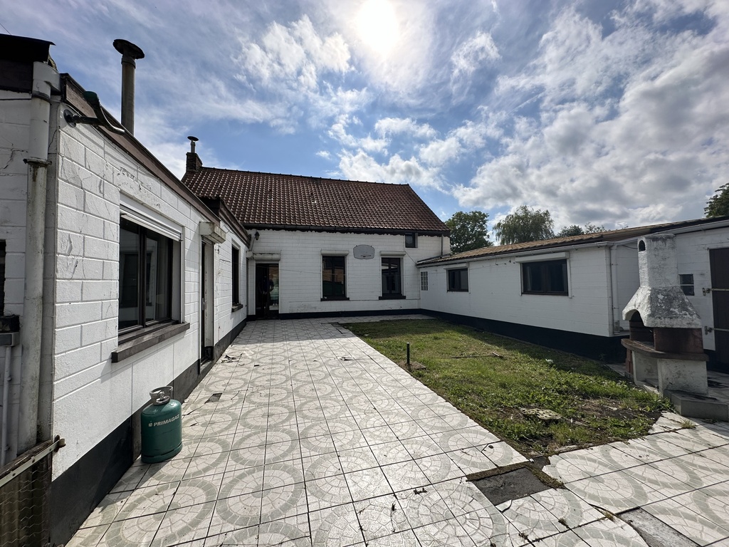 NOUVEAU/ A VENDRE : Maison 4 façades à rénover, 3 chambres, garage et jardin.