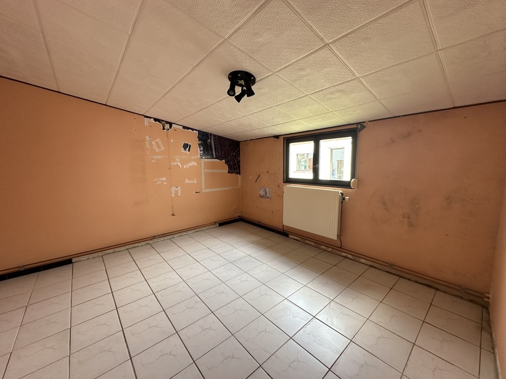 NOUVEAU/ A VENDRE : Maison 4 façades à rénover, 3 chambres, garage et jardin.