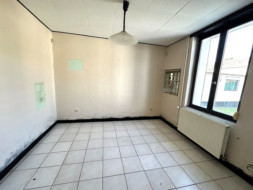 NOUVEAU/ A VENDRE : Maison 4 façades à rénover, 3 chambres, garage et jardin.