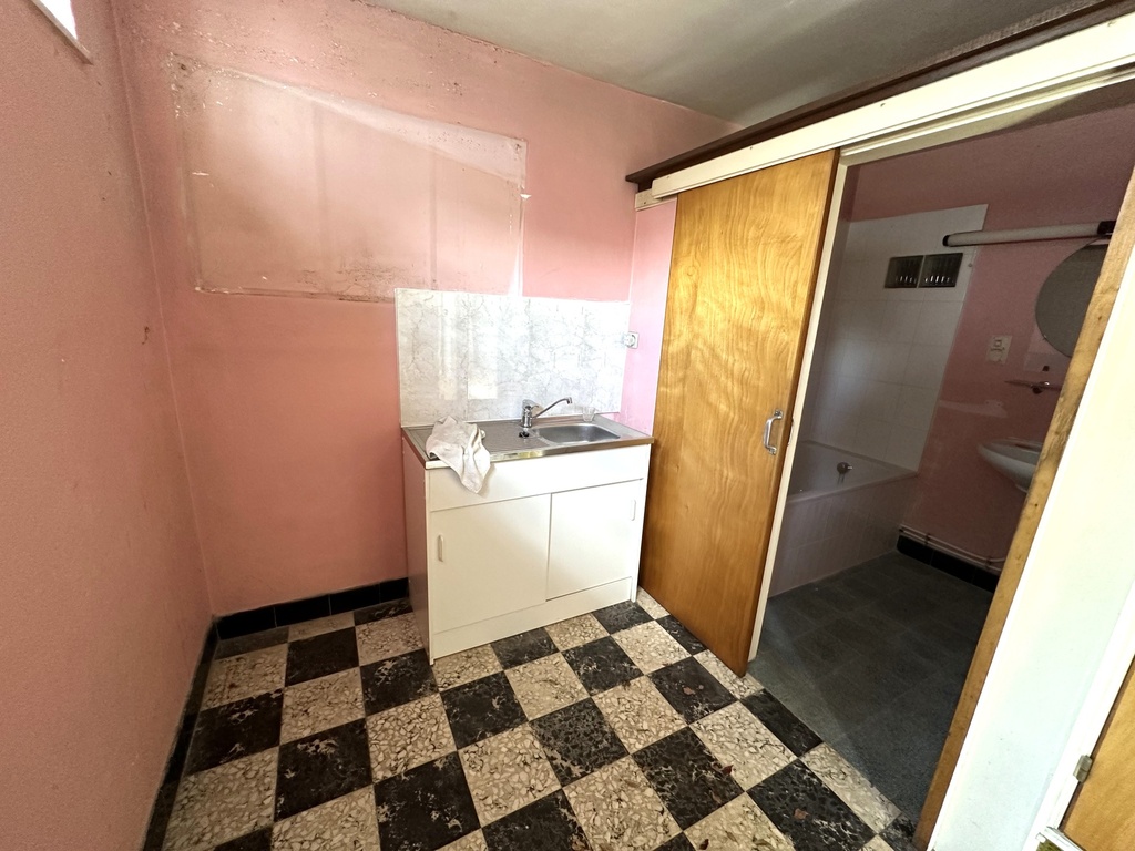 NOUVEAU/ A VENDRE à Blaton / Habitation à rénover avec 2 garages et jardin