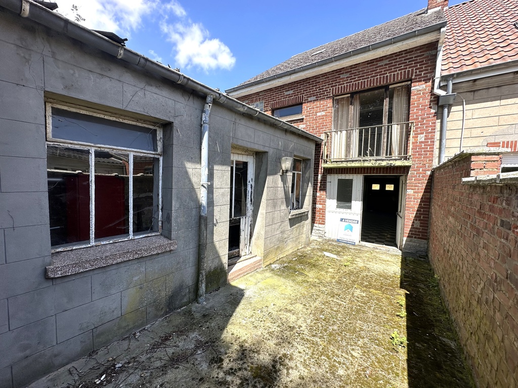 NOUVEAU/ A VENDRE à Blaton / Habitation à rénover avec 2 garages et jardin