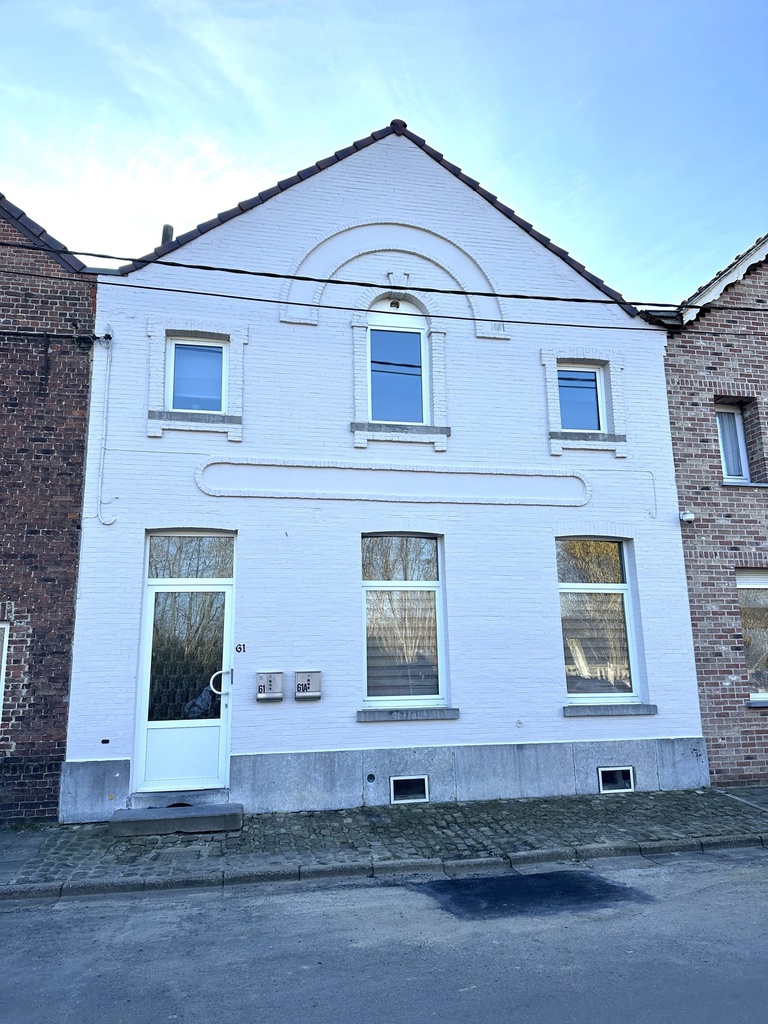 VENDU à Blaton : Bel immeuble avec 2 apparts loués en bon état général