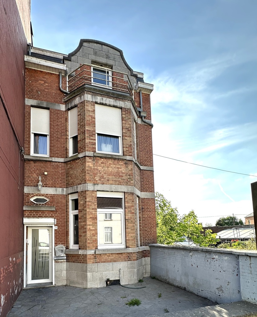 VENDU à BELOEIL : Vaste maison de maître avec 3 chambres, garage et cour.