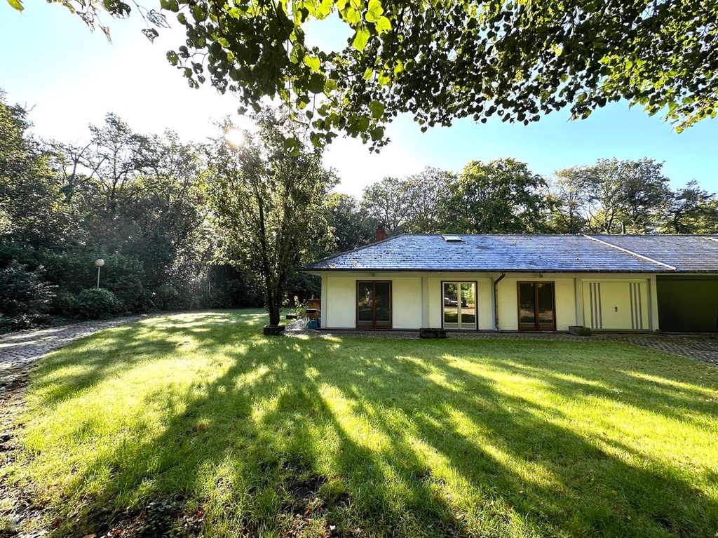 Loué à VILLE-POMMEROEUL : Agréable pavillon de plain-pied avec 2 chambres et garages.